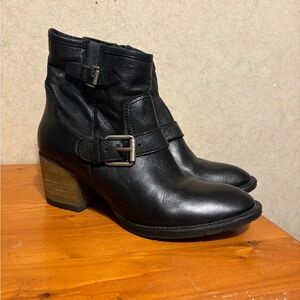 Matisse distressed black leather moto style heeled booties Women’s Size 9.5